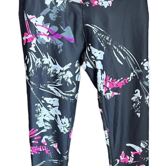 Fabletics black pink floral crop tag missing. See measurements pictured. - Picture 4 of 7